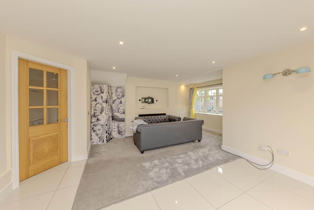 Property photo 2 of 34