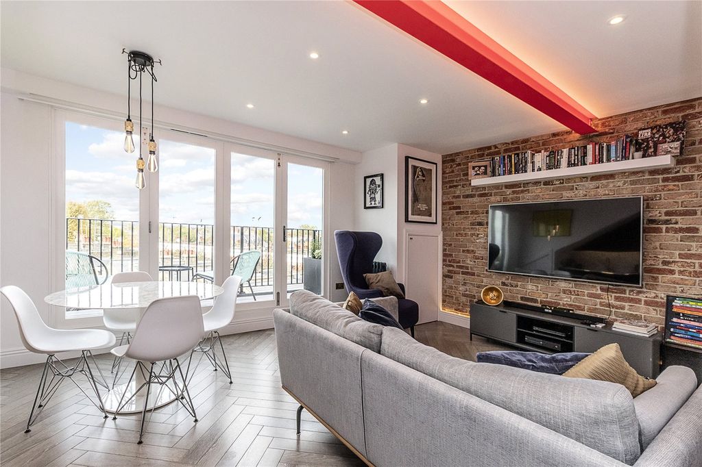 Property photo 1 of 17