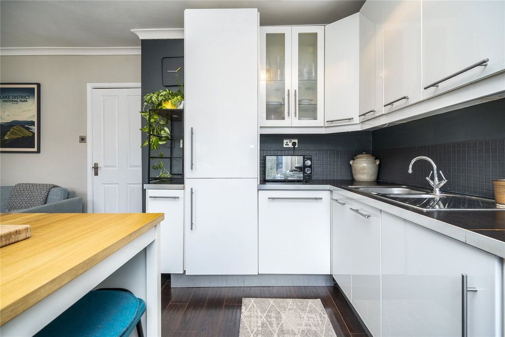 Property photo 3 of 10 Kitchen