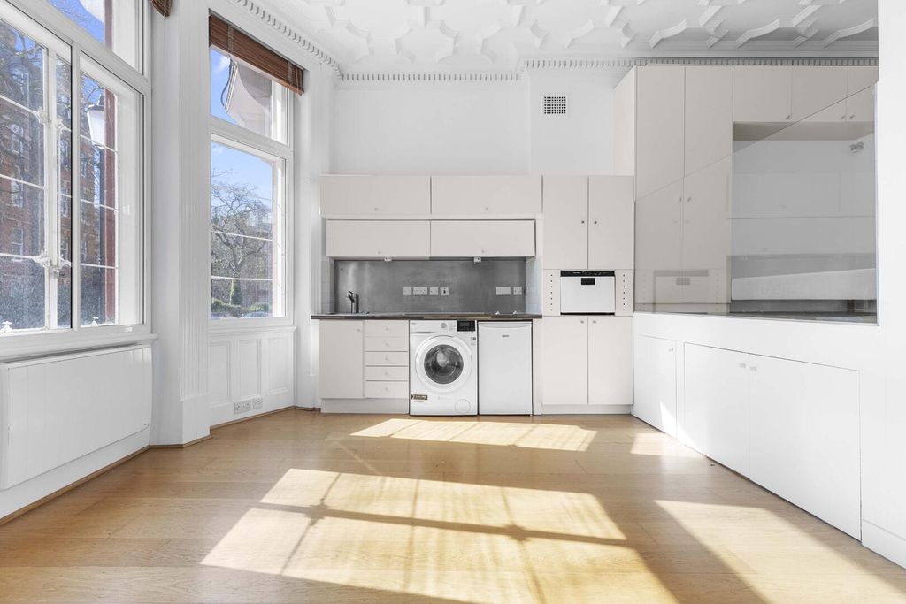 Property photo 2 of 9 Kitchen