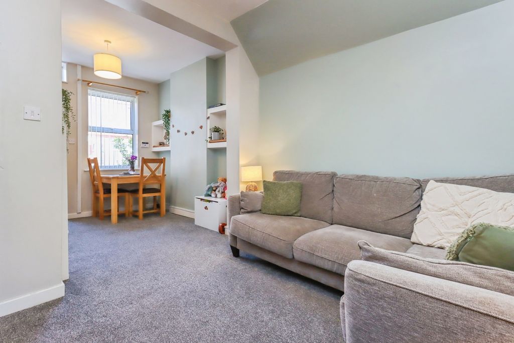 Property photo 3 of 18 Living/ Dining Room