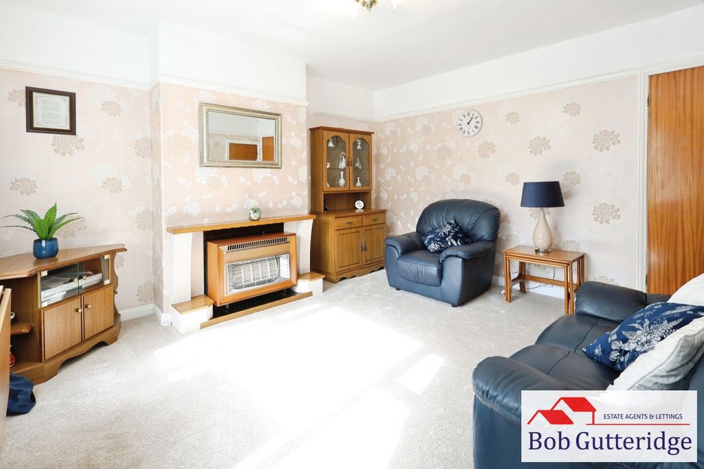 Property photo 3 of 17 Lounge