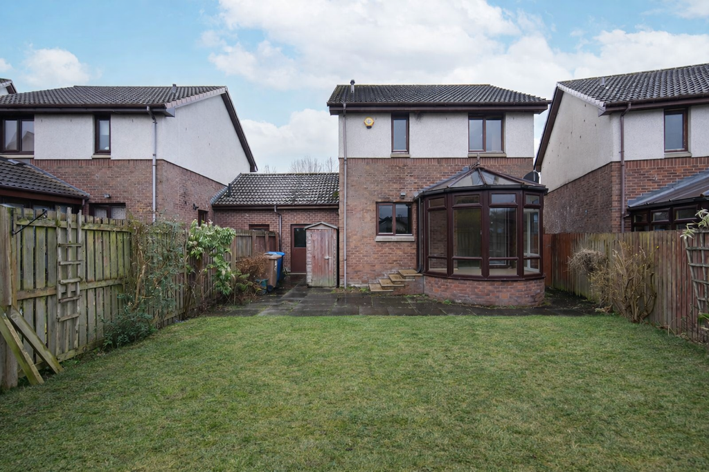 Property photo 2 of 24 Kaims Brae Back Garden