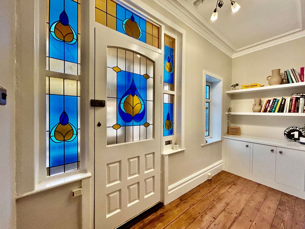 Property photo 2 of 34