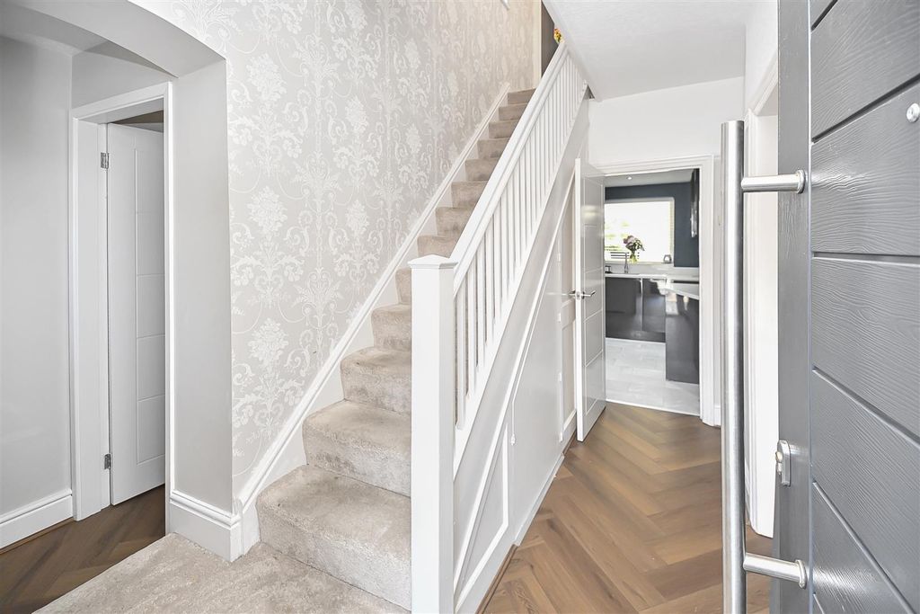 Property photo 3 of 29 164 The Avenue Entrance Hall.Jpg