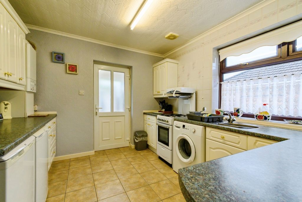 Property photo 3 of 8 Kitchen