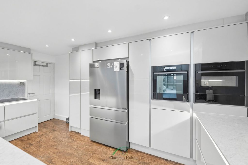 Property photo 3 of 34