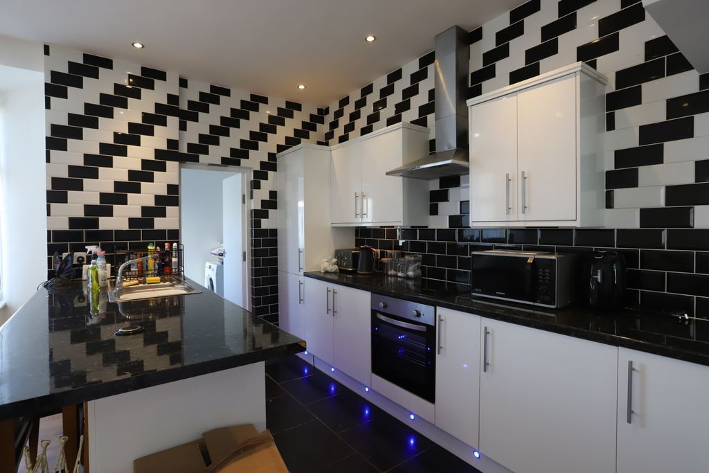 Property photo 3 of 16 Kitchen Lounge Area