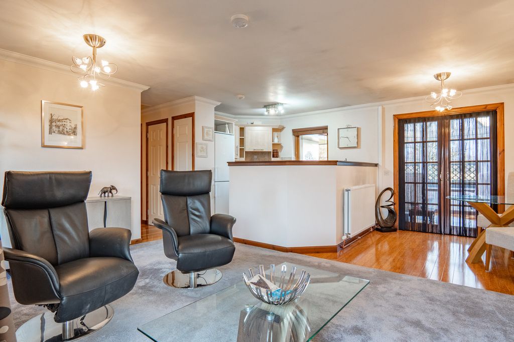 Property photo 3 of 28