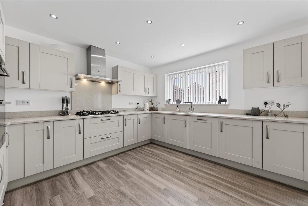 Property photo 3 of 27 58Robinsonaveweb26.Jpg