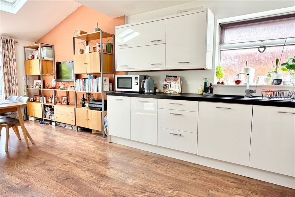 Property photo 3 of 25 Kitchen