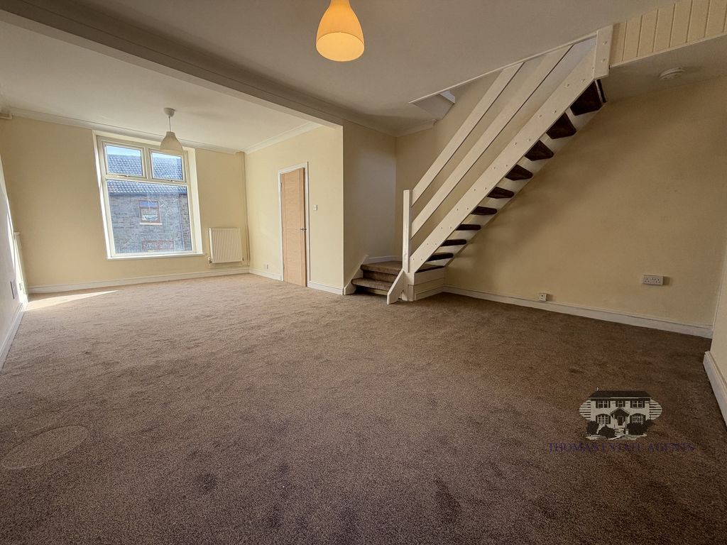 Property photo 3 of 13 Lounge