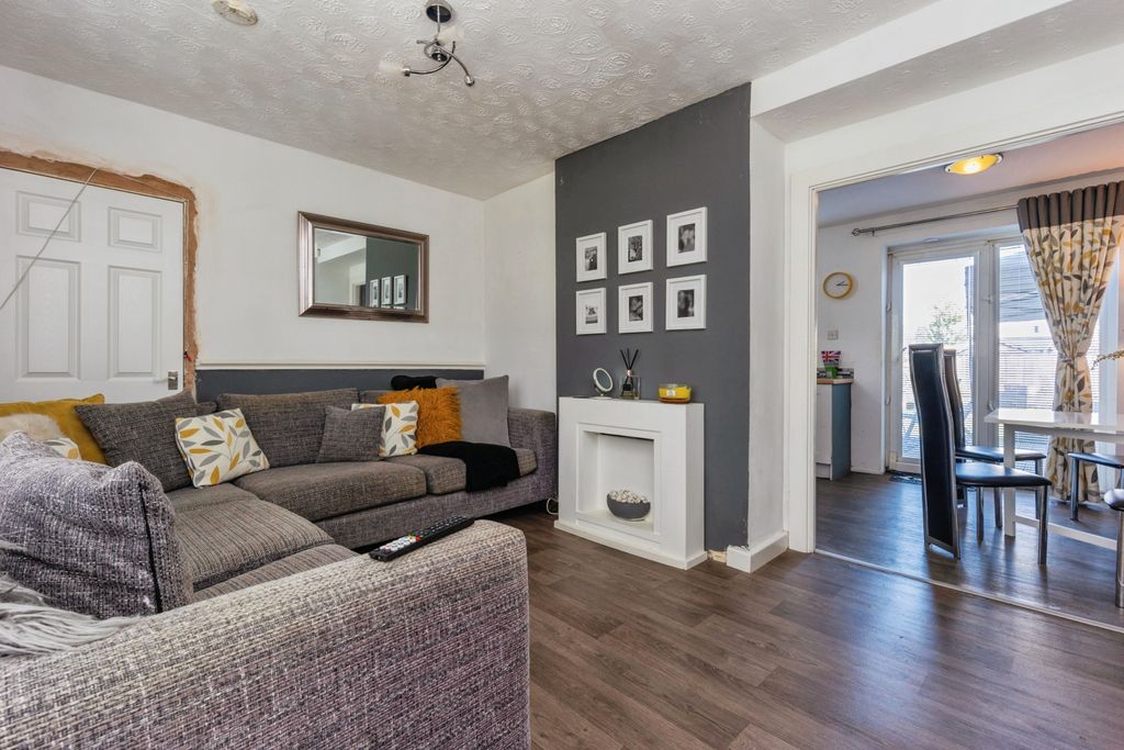 Property photo 2 of 15 Lounge