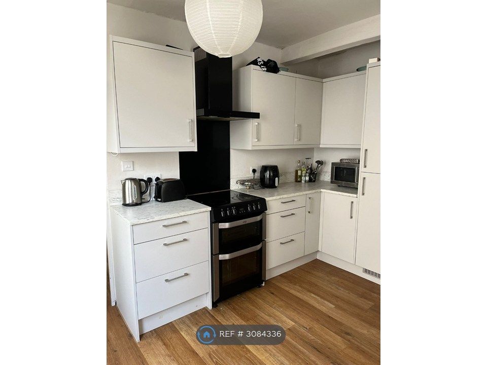 Property photo 3 of 17 Kitchen