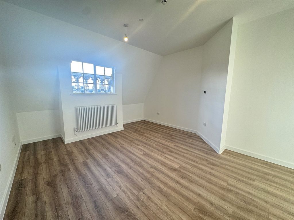 Property photo 2 of 10 Flat 403