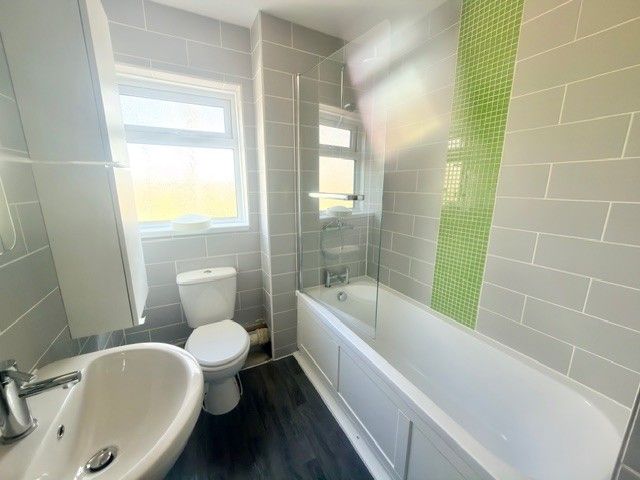 Property photo 3 of 10 Bathroom