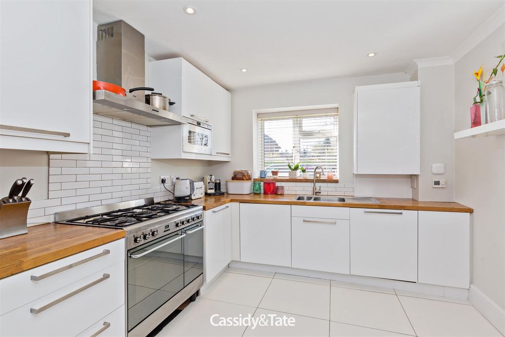 Property photo 3 of 17 469 The Ridgeway-013.Jpg