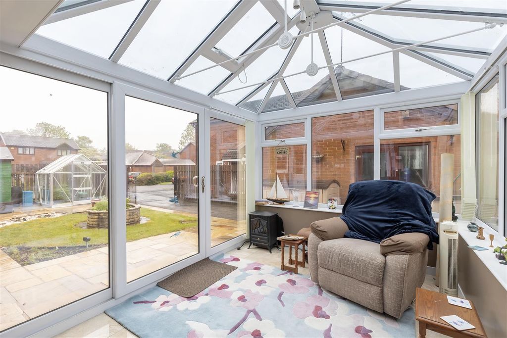 Property photo 3 of 29 Conservatory