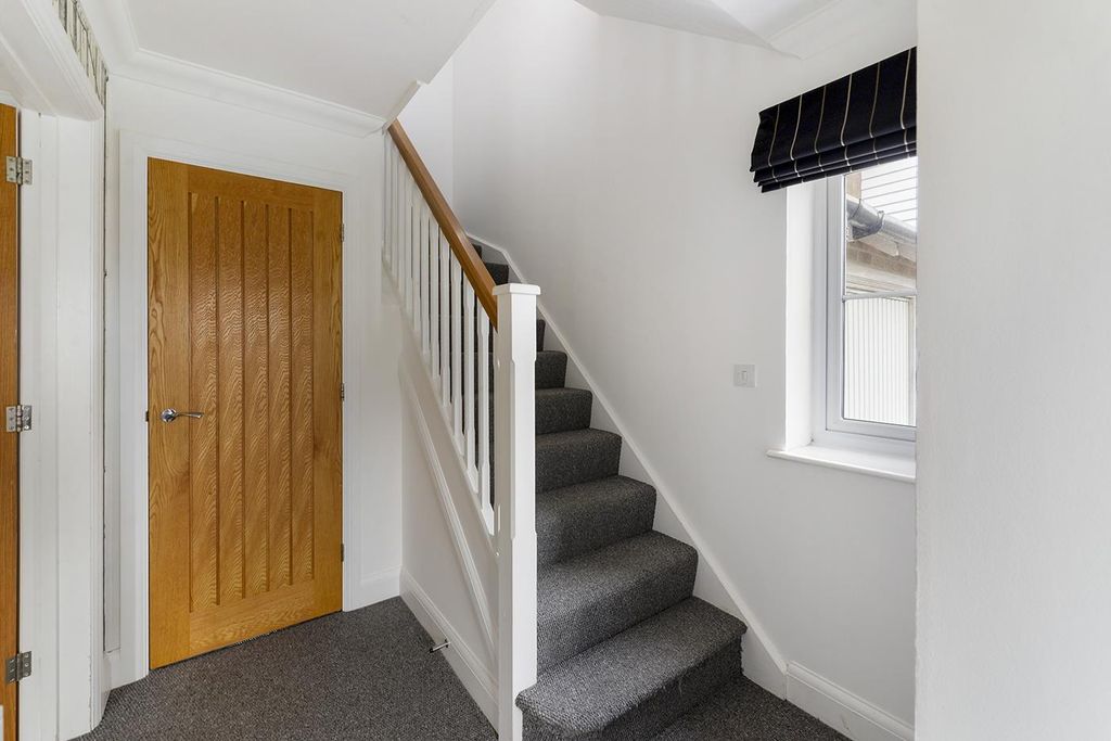 Property photo 3 of 14 Hallway