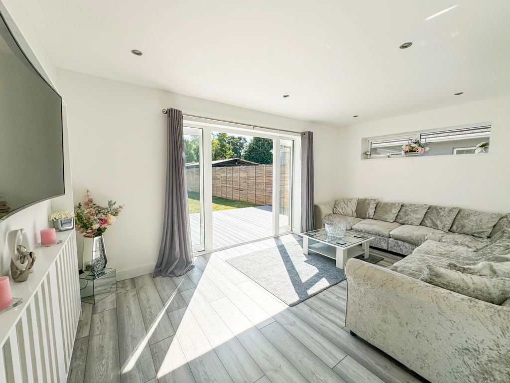 Property photo 3 of 23 Loiunge2