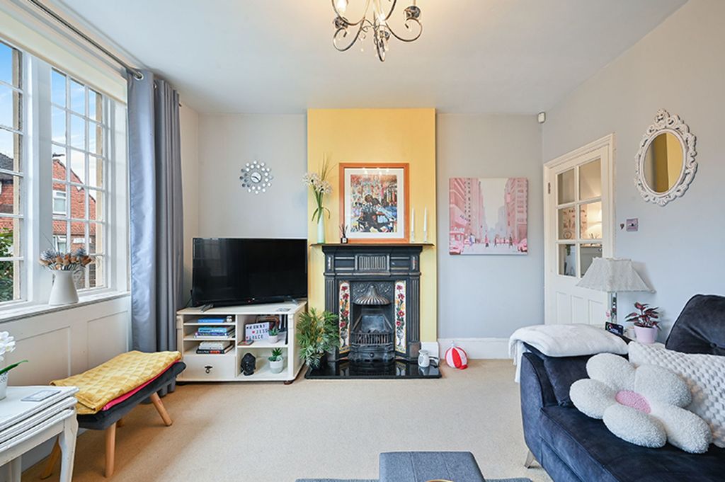 Property photo 2 of 16 Ewell Court Grove, West Street Kt17 1Ux