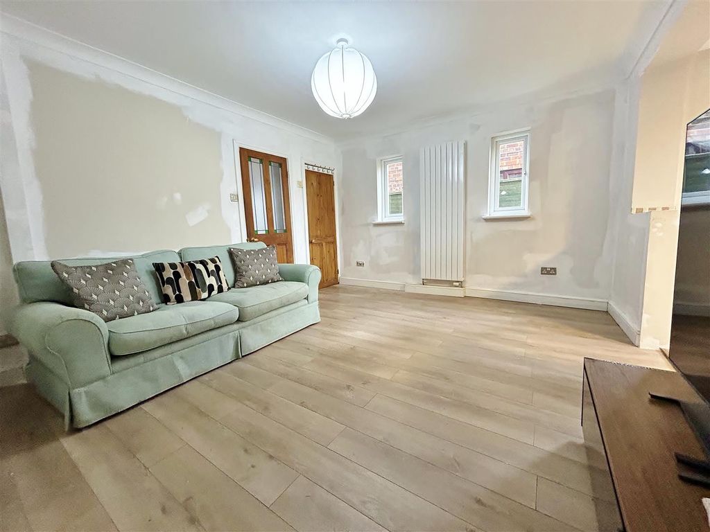 Property photo 3 of 12 Lounge