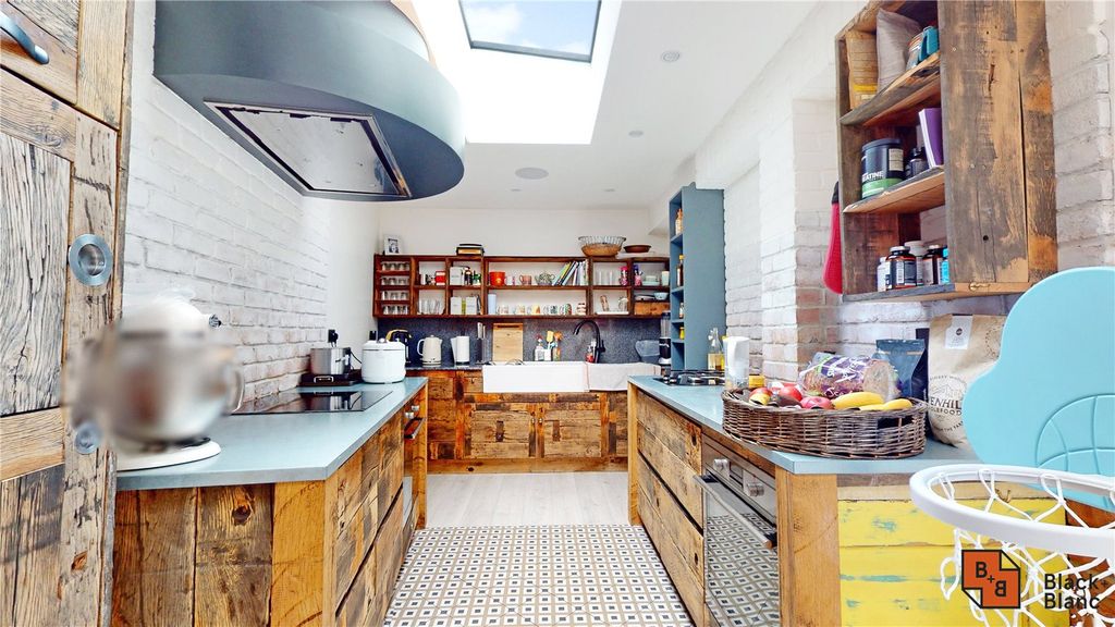 Property photo 3 of 14 Kitchen