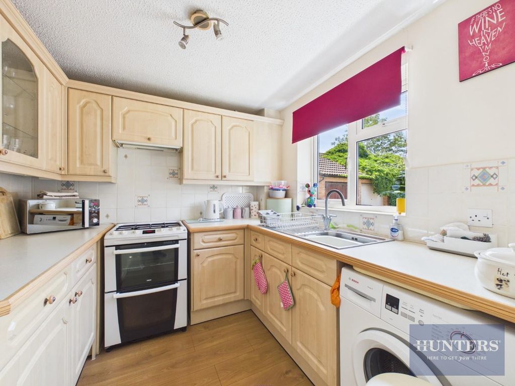 Property photo 3 of 10 Kitchen