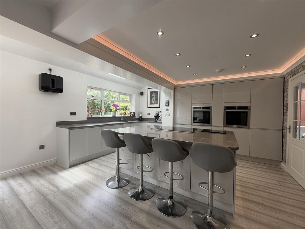 4 bed detached house for saleGorsey Way, Ashton-Under-Lyne OL6 photo 5