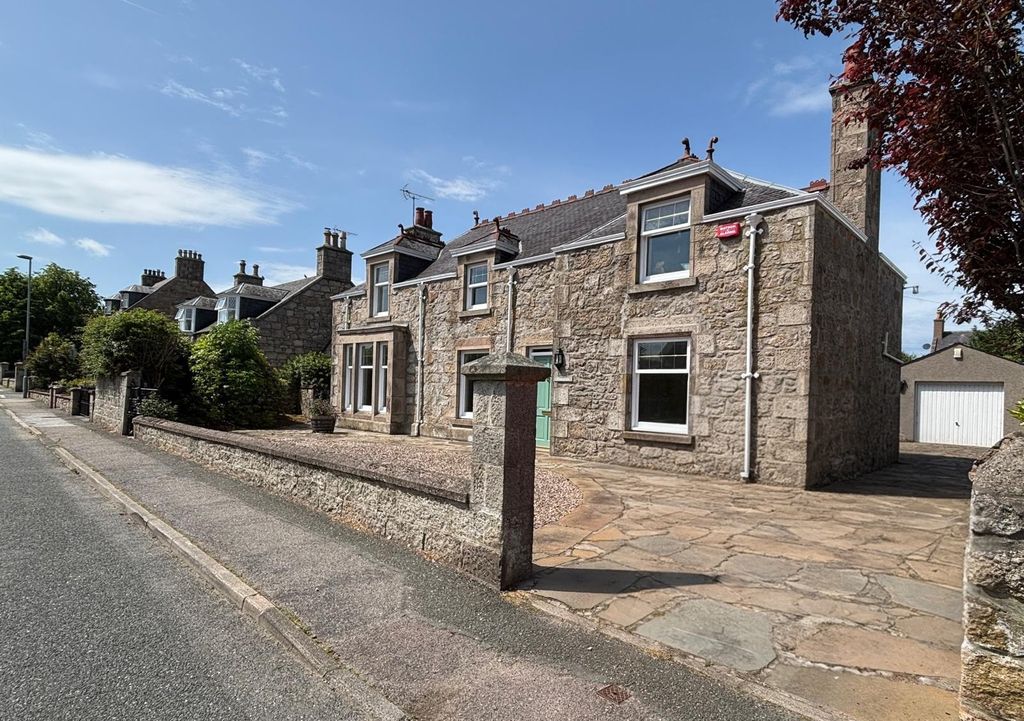 Property photo 2 of 47