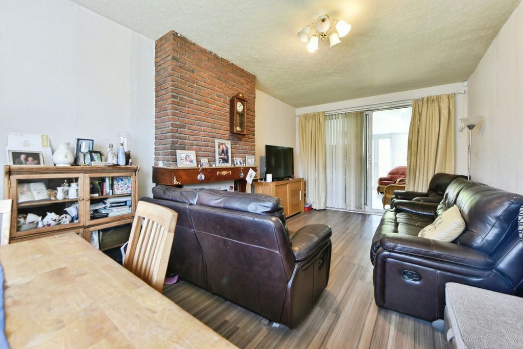 Property photo 2 of 17 Lounge