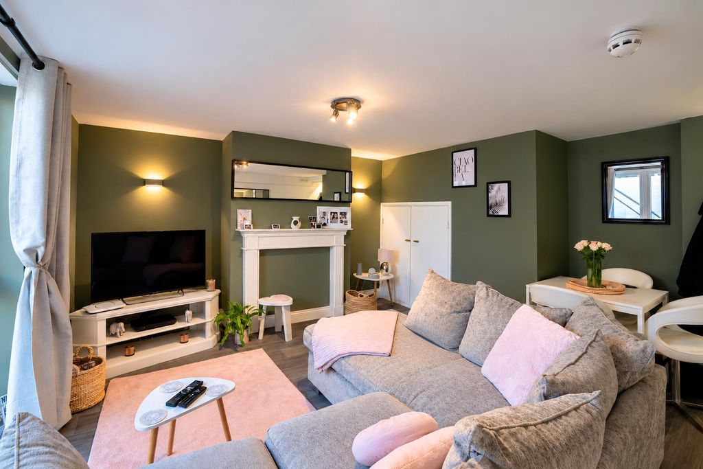 Property photo 2 of 15 3201A69E-Bf66-4505-A628-Ed6B31d10730.Png
