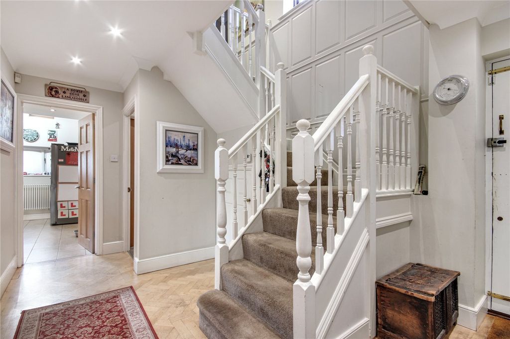 Property photo 3 of 10 Entrance Hall