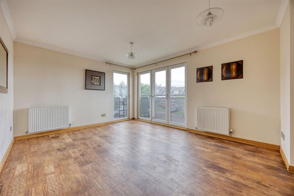 Property photo 3 of 10 17L_Newabbey_Road_Gartcosh_006.Jpeg