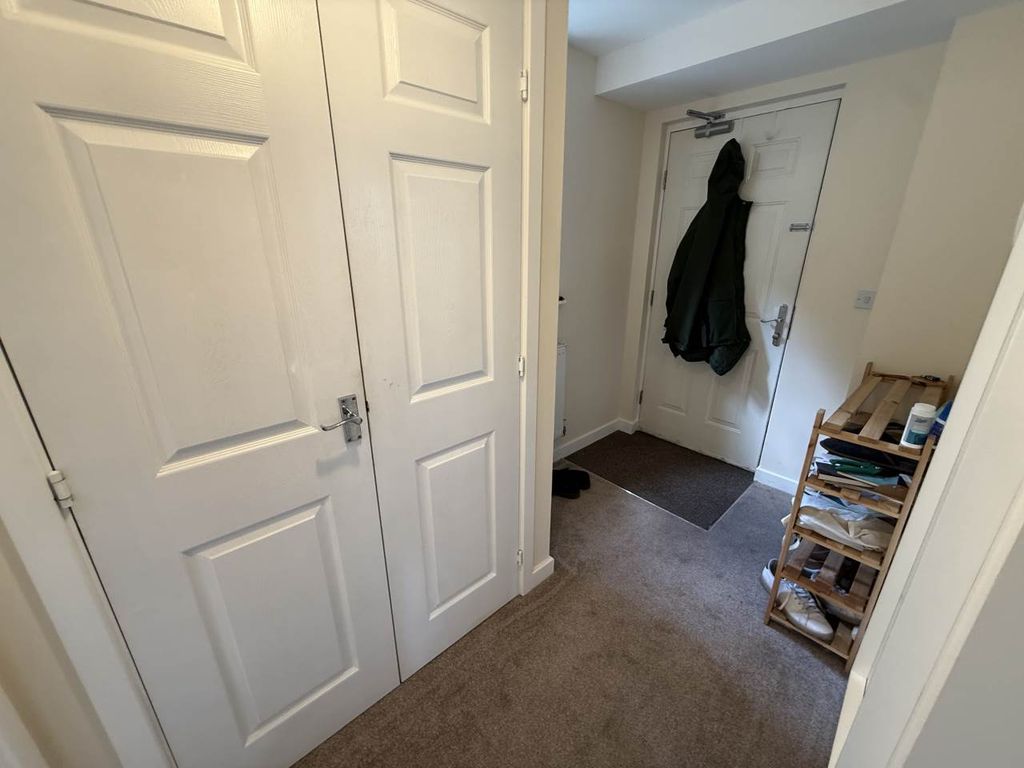 Property photo 2 of 8 Hallway