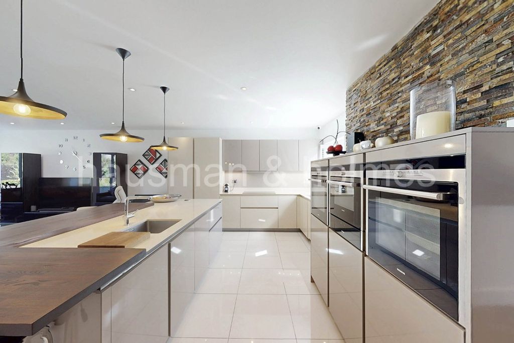 Property photo 3 of 26