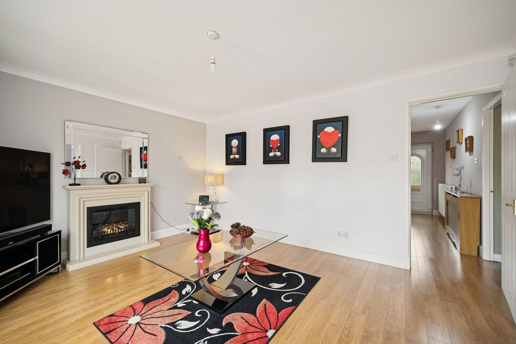 Property photo 3 of 37 Livingroom