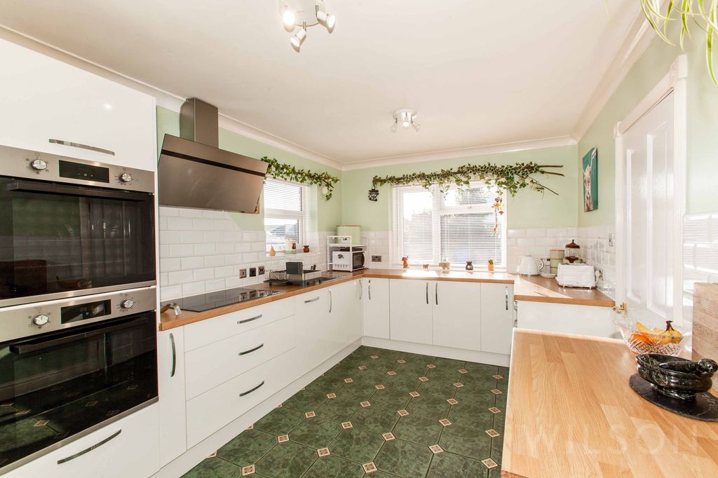 Property photo 2 of 35