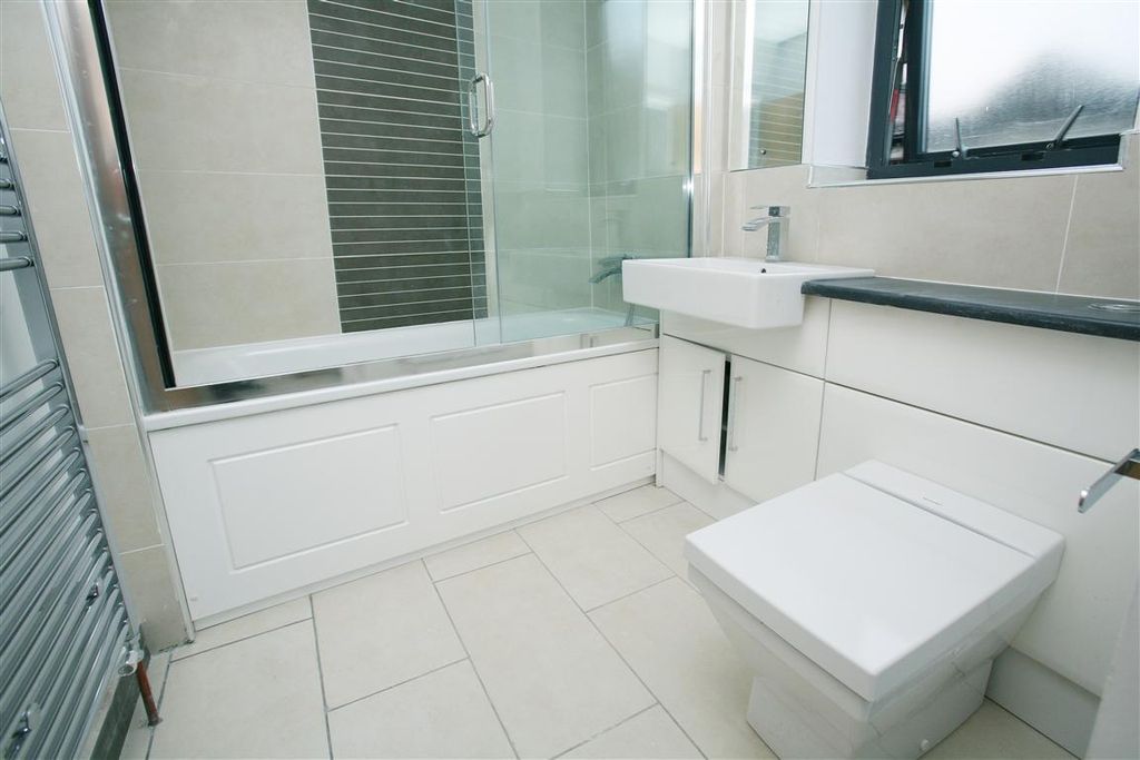 Property photo 3 of 9 Bathroom