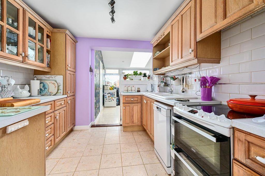 Property photo 3 of 10 Kitchen