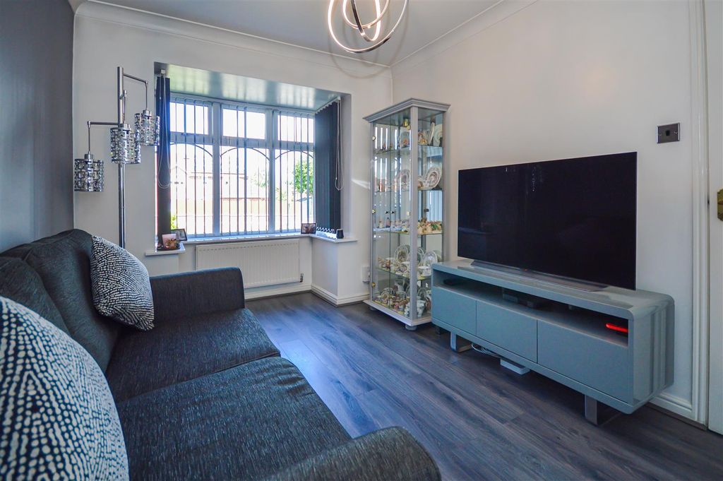 4 bed detached house for saleMagdalene Fields, Normanton WF6 photo 4