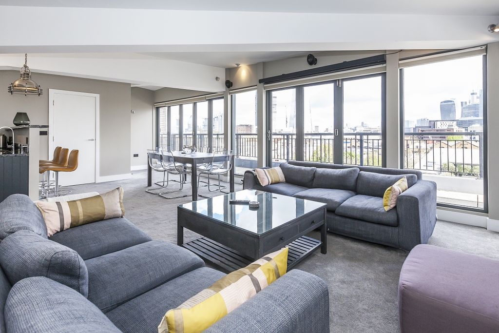 Property photo 3 of 25 Reception