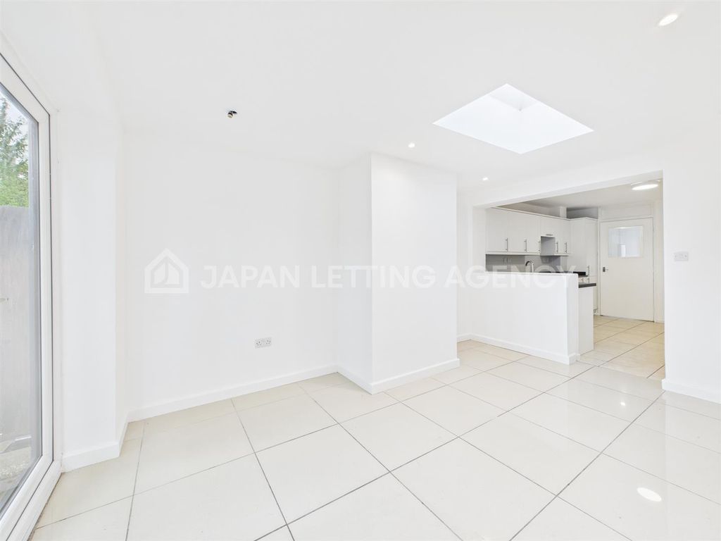 Property photo 3 of 12 Cam04401G0-Pr0083-Still004.Jpg
