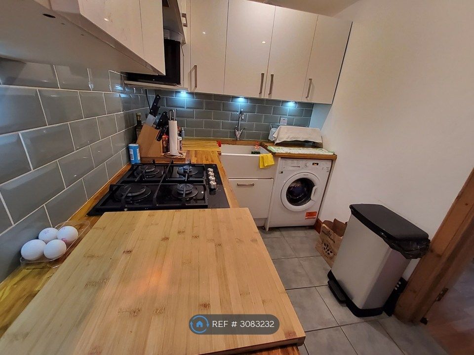 Property photo 3 of 9 Kitchen2