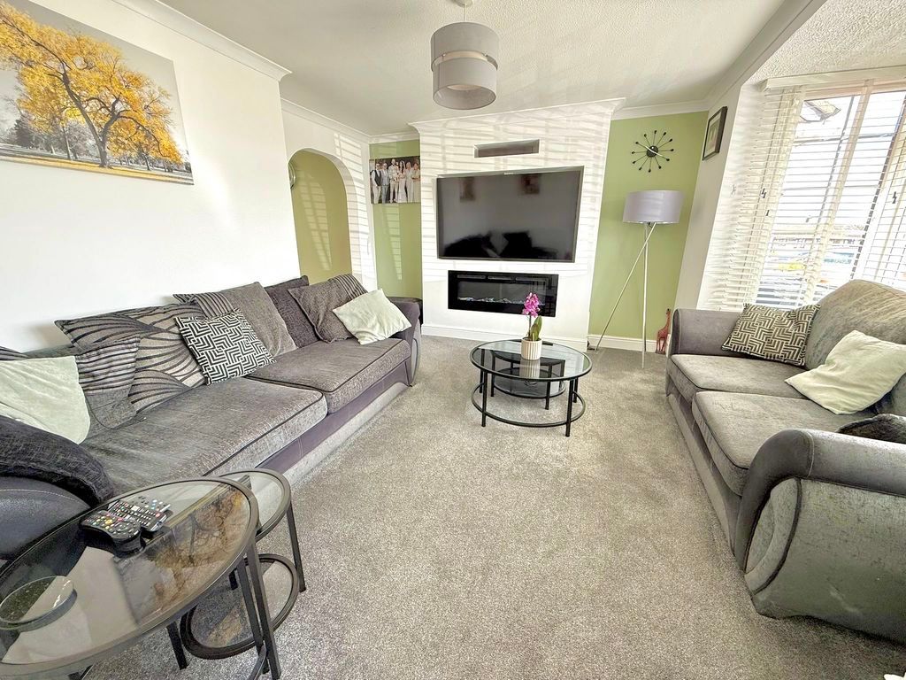 Property photo 3 of 20 Lounge