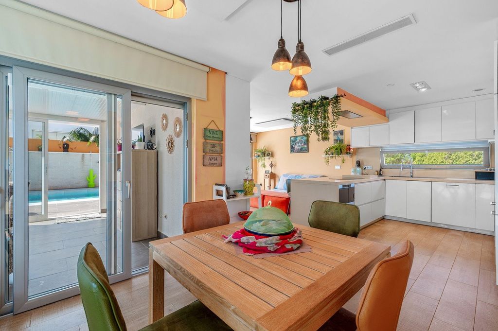 Property photo 3 of 39