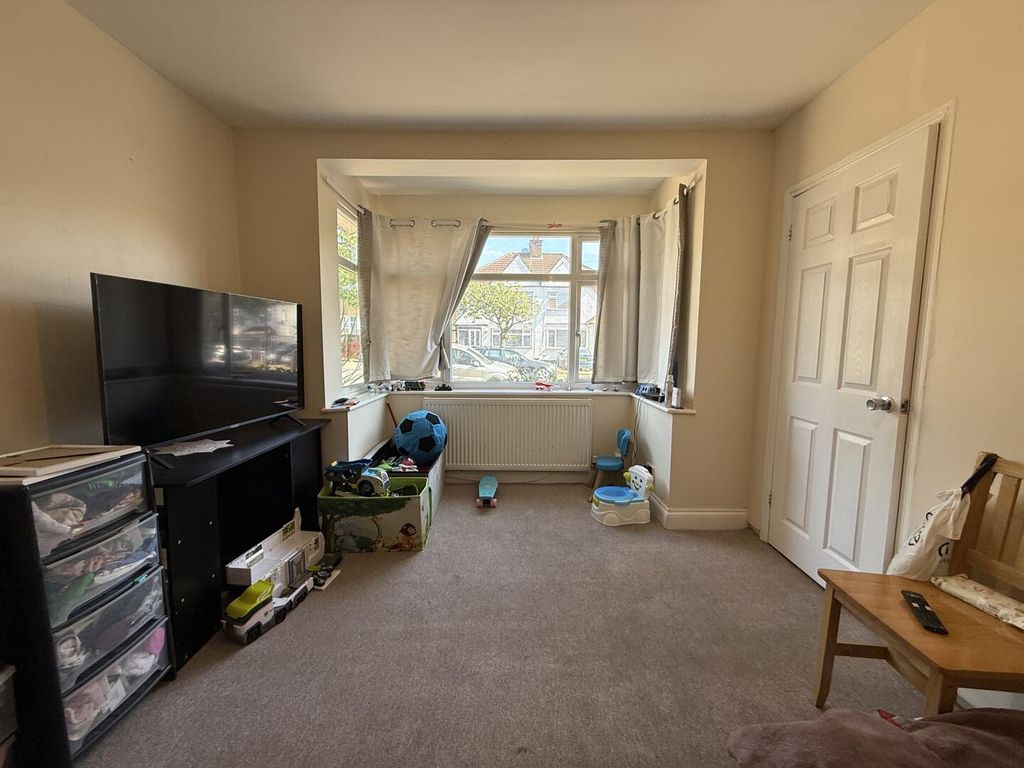 Property photo 3 of 18 Living Room