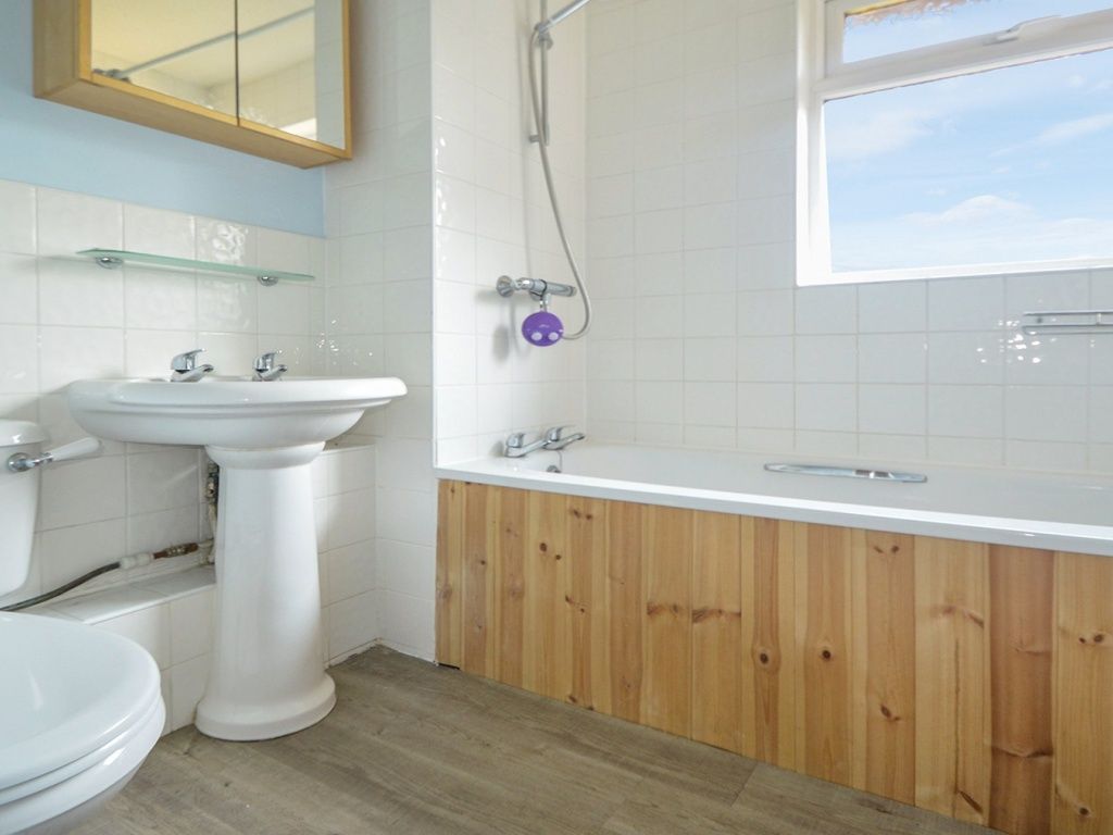 Property photo 1 of 8 Bathroom