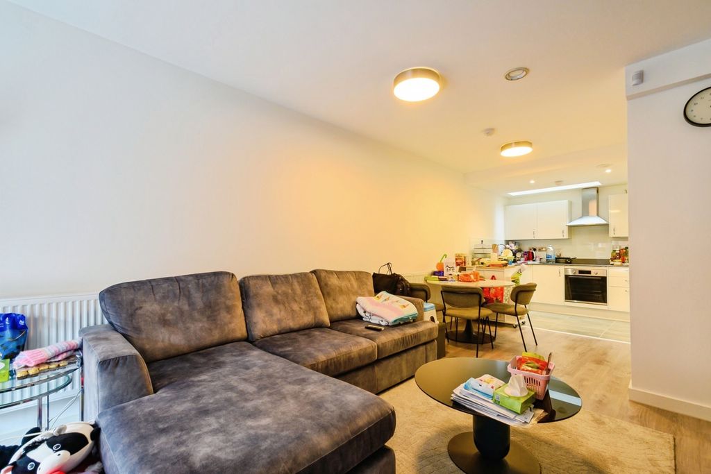 Property photo 2 of 17 Lounge