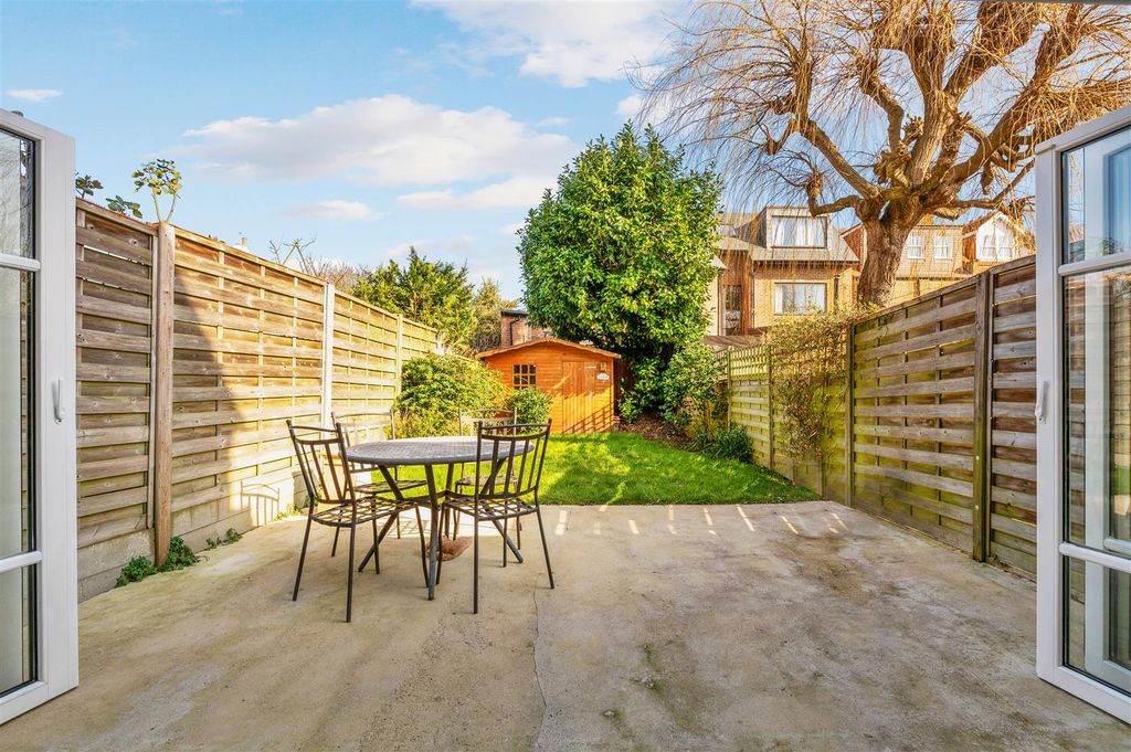 Property photo 3 of 17 Pepys Rd, 11.Jpg